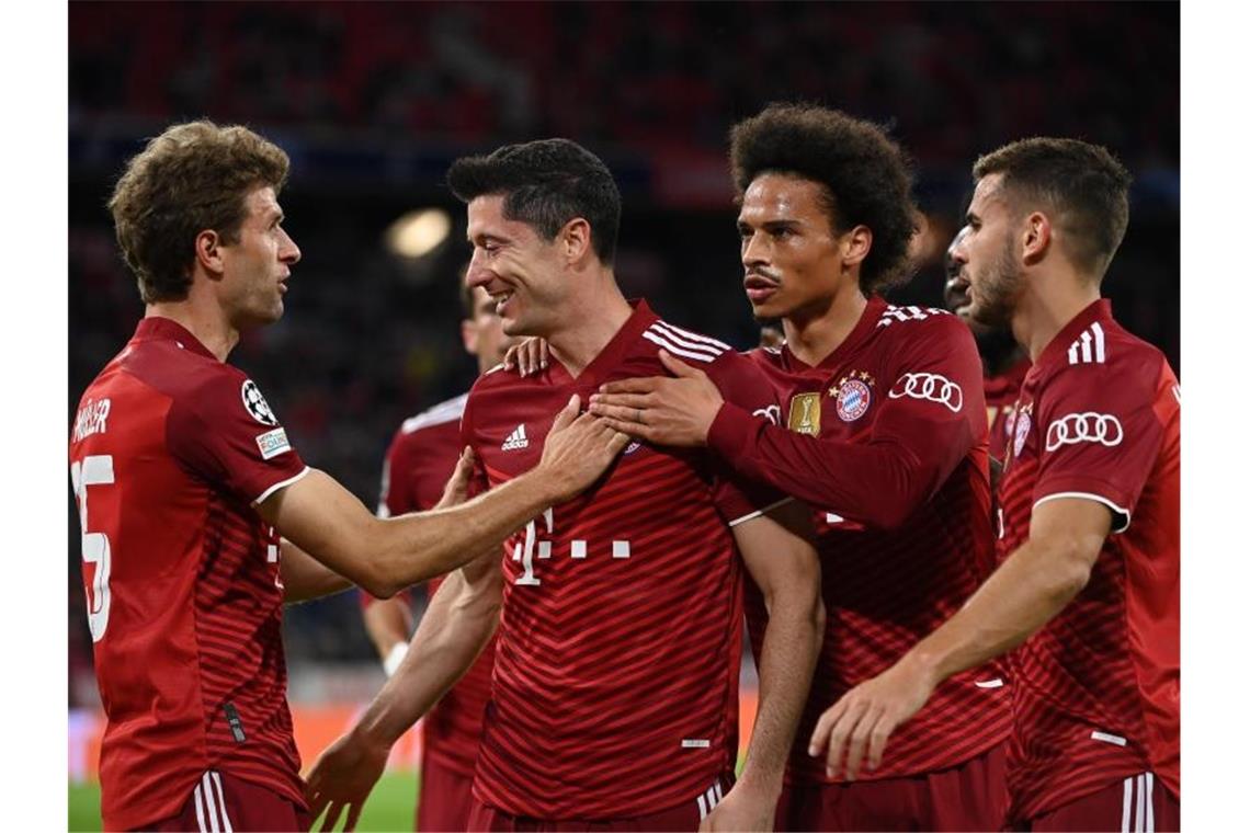 Robert Lewandowski (2.v.l) stellte gegen Dynamo Kiew früh die Weichen auf Sieg des FC Bayern. Foto: Sven Hoppe/dpa