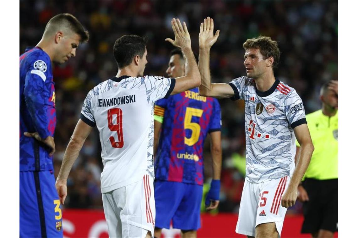 Robert Lewandowski (2.v.l.) und Thomas Müller (r) führten den FC Bayern zum Sieg. Foto: Joan Monfort/AP/dpa