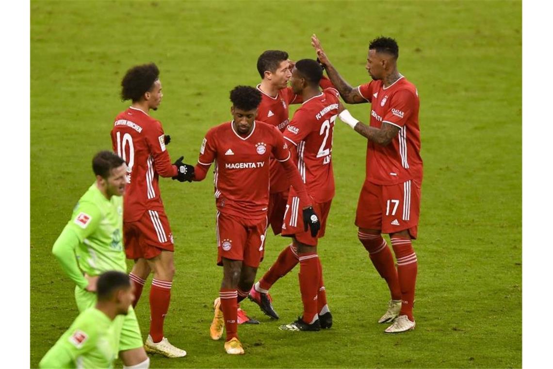 Derbysieger Leverkusen weiter Erster - Bayern bezwingt VfL Robert Lewandowski (3. v.r) war Bayerns Matchwinner gegen Wolfsburg. Foto: Lukas Barth-Tuttas/epa-Pool/dpa
