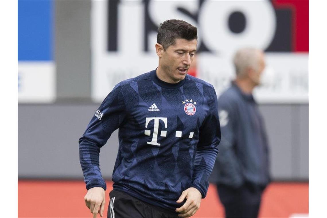 Lewandowski schwärmt von Rekord: „Unglaublich stolz“ Robert Lewandowski beim Aufwärmen. Foto: Tom Weller/dpa/Archivbild