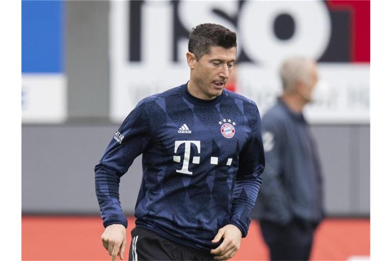 Robert Lewandowski beim Aufwärmen. Foto: Tom Weller/dpa/Archivbild