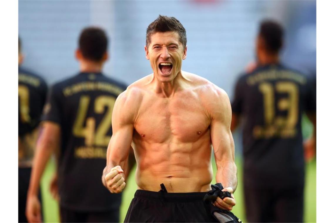 Robert Lewandowski bejubelt ein Tor. Foto: Matthias Schrader/AP-Pool/dpa/Archivbild