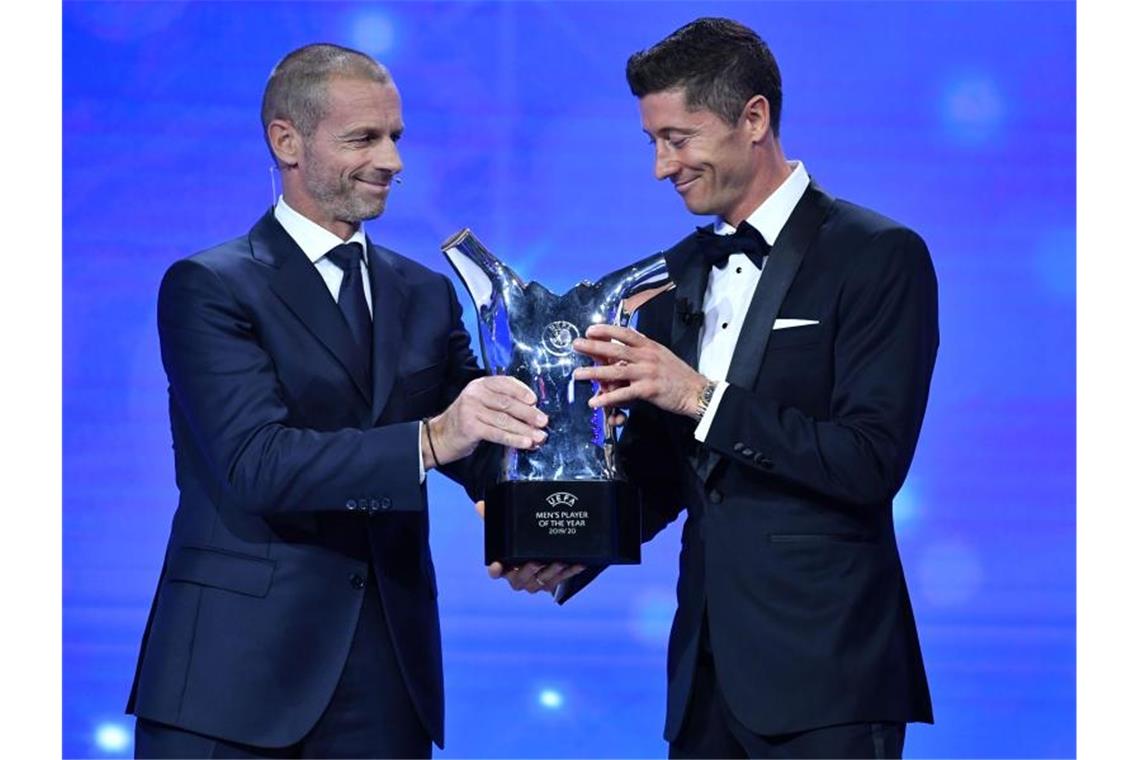 Lewandowski ist Europas Fußballer des Jahres - Flick geehrt Robert Lewandowski bekam von UEFA-Präsident Aleksander Ceferin (l) die Trophäe für die Auszeichnung als Europas Fußballer des Jahres. Foto: Harold Cunningham/UEFA/dpa