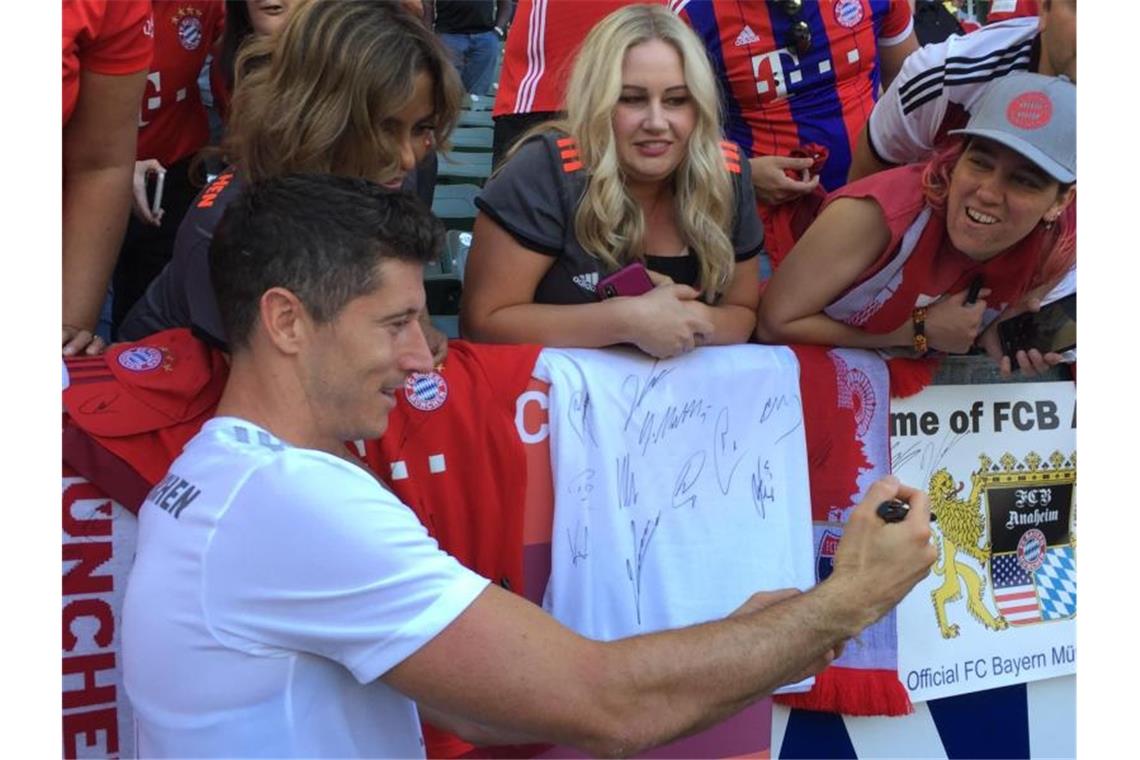 Robert Lewandowski gibt nach dem Training des FC Bayern im Stadion von LA Galaxy Autogramme. Foto: Klaus Bergmann