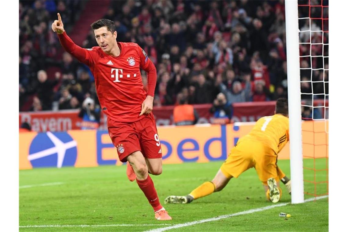FC Bayern müht sich mit späten Toren ins Achtelfinale