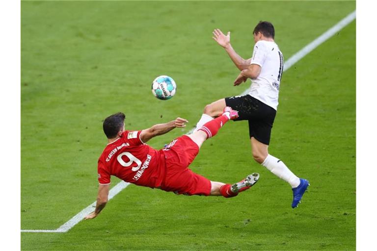 Robert Lewandowski (l) erzielte gegen Borussia Mönchengladbach das Tor zum 3:0 sehenswert per Seitfallzieher. Foto: Matthias Schrader/AP-Pool/dpa