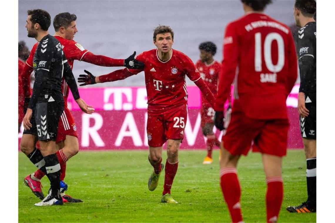 Bayern mit Arbeitssieg Halbzeitmeister Robert Lewandowski (l-r), Thomas Müller und Leroy Sane von München jubeln über das Tor zum 2:1. Foto: Sven Hoppe/dpa