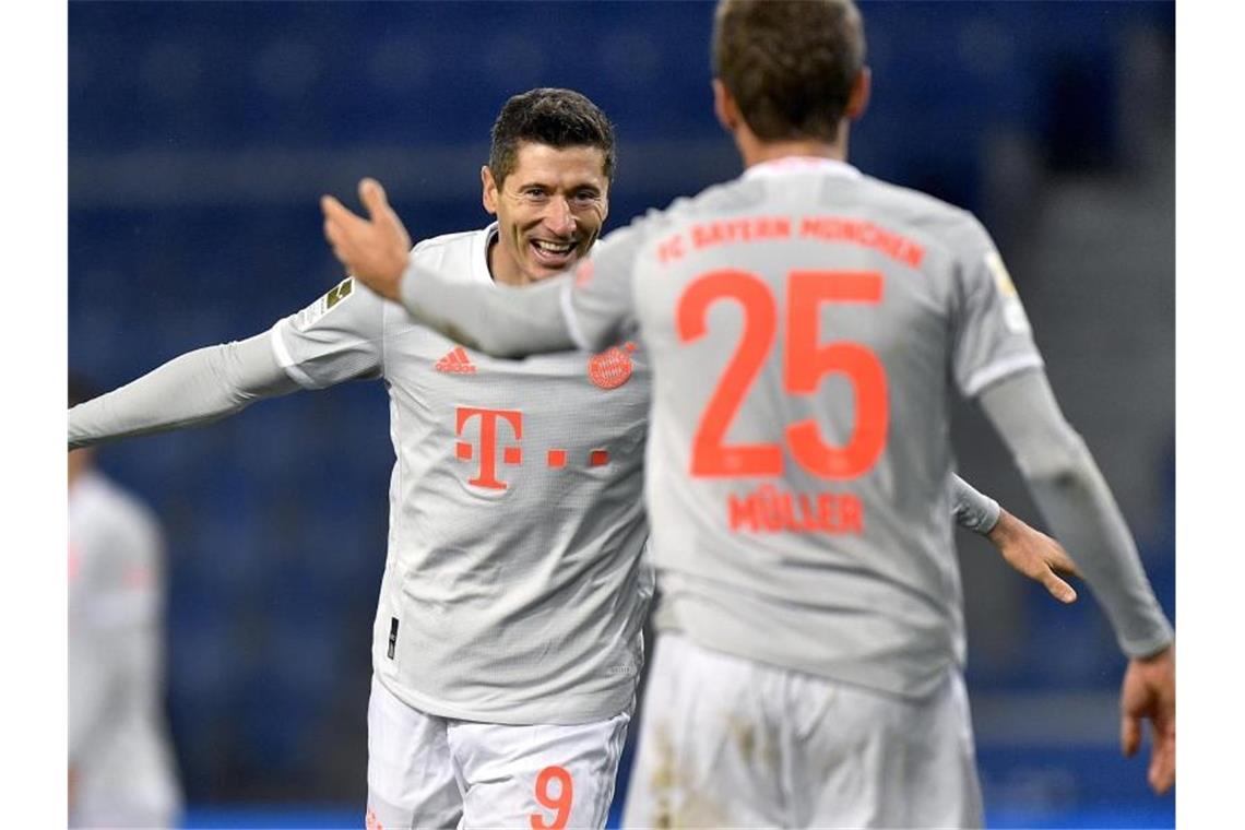 Bayern souverän in Bielefeld - RB gewinnt in Augsburg Robert Lewandowski (l) und Thomas Müller bejubeln das zwischenzeitliche 3:0. Foto: Martin Meissner/AP-Pool/dpa