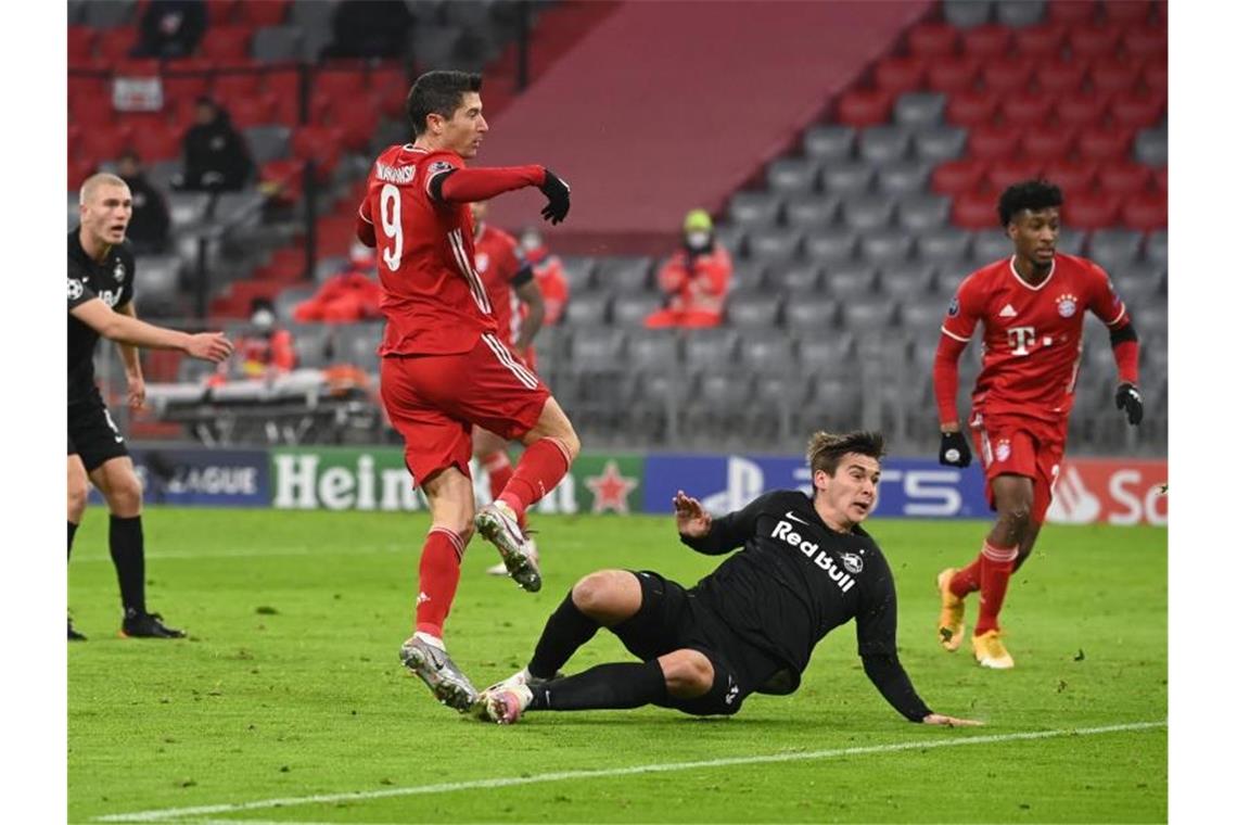 Robert Lewandowski (M) brachte Bayern mit seinem 71. Königsklassen-Tor in Führung. Foto: Sven Hoppe/dpa