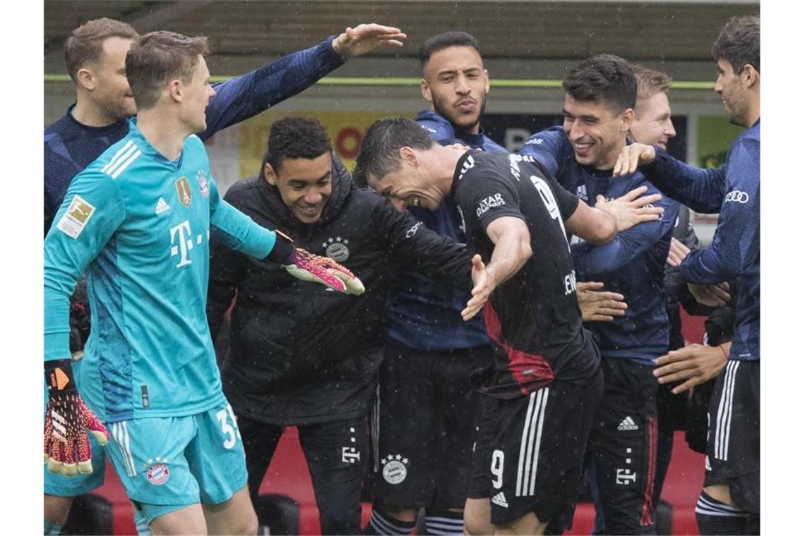 Hertha und Augsburg gerettet - Rekord für Lewandowski Robert Lewandowski (M) knackte beim Bayern-Remis in Freiburg die 40-Tore-Marke und zog mit Gerd Müller gleich. Foto: Tom Weller/dpa
