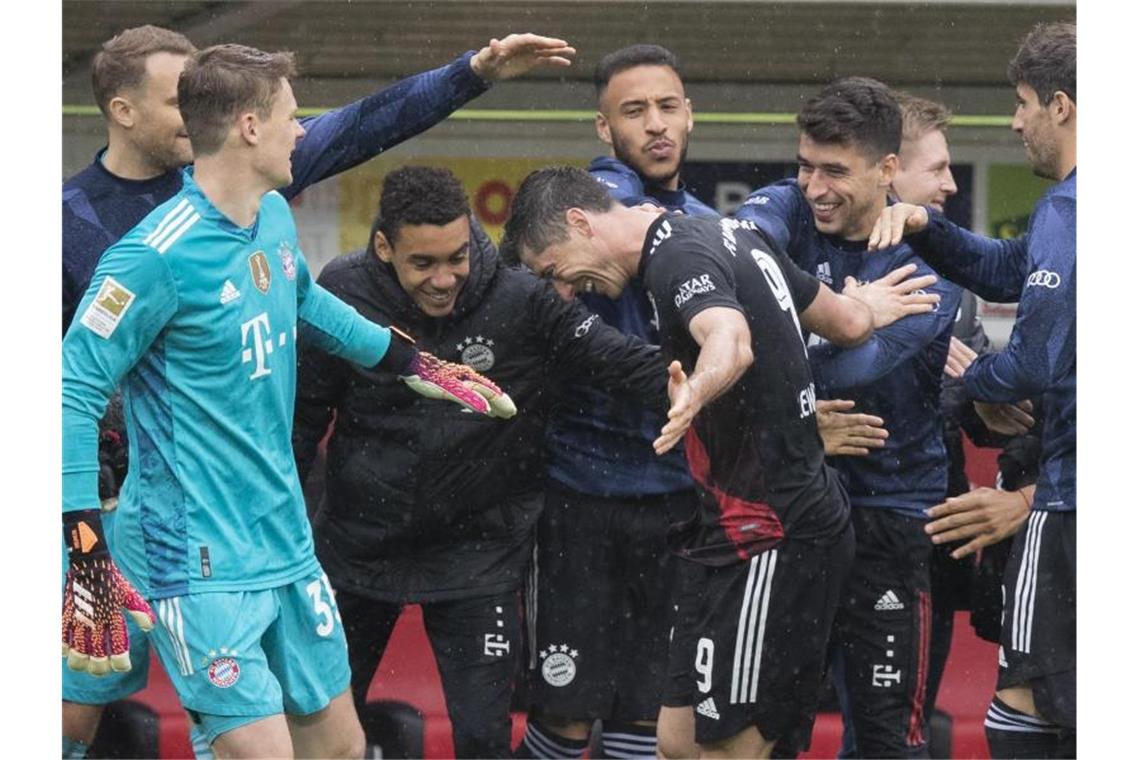 Robert Lewandowski (M) knackte beim Bayern-Remis in Freiburg die 40-Tore-Marke und zog mit Gerd Müller gleich. Foto: Tom Weller/dpa