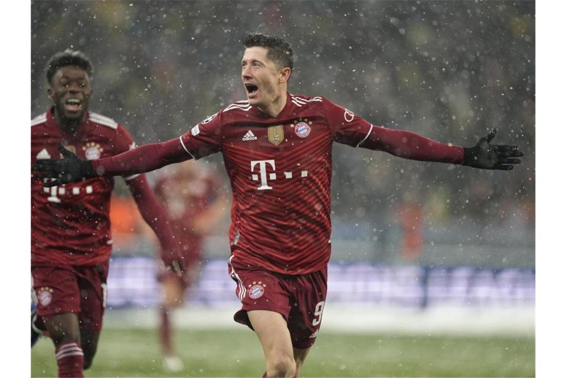 Robert Lewandowski (r) brachte die Bayern mit einem sehenswerten Tor in Kiew in Führung. Foto: Efrem Lukatsky/AP/dpa