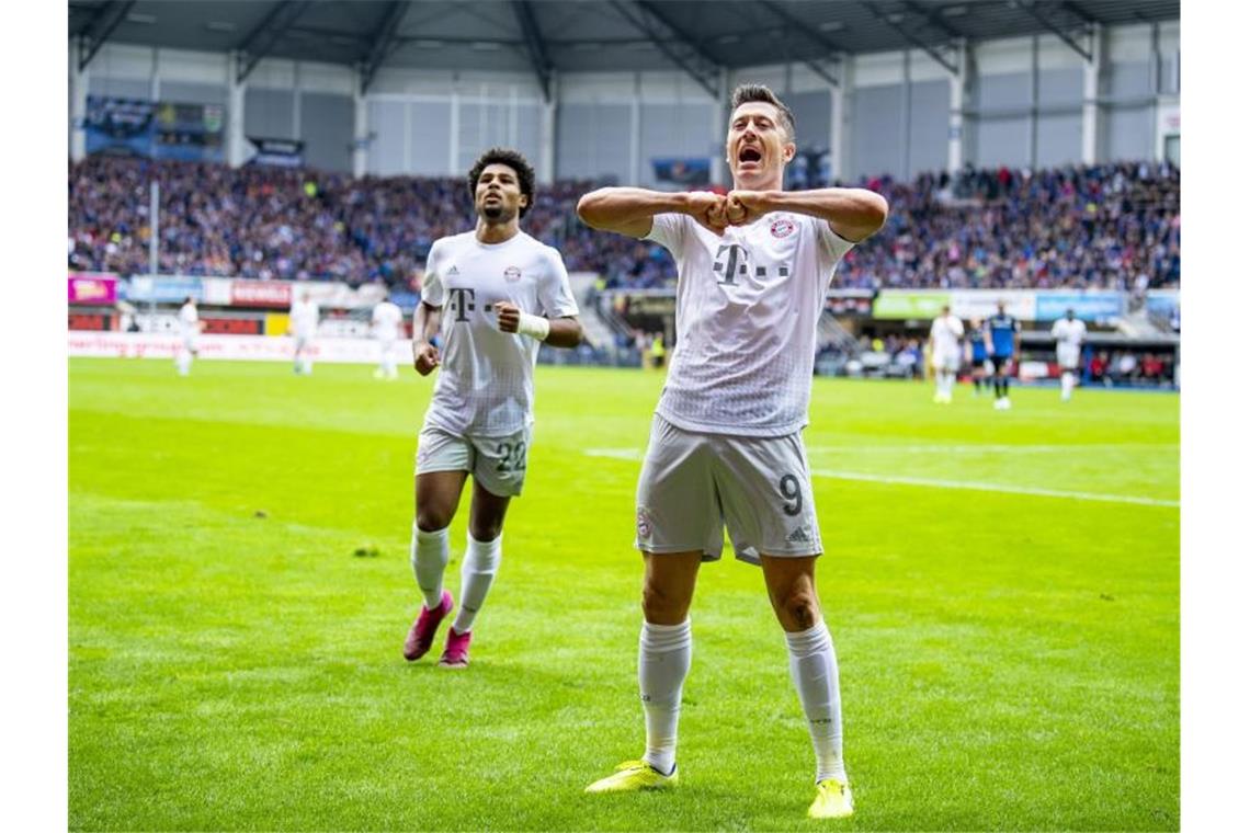 Robert Lewandowski (r) und Serge Gnabry trafen für die Bayern in Paderborn. Foto: Friso Gentsch