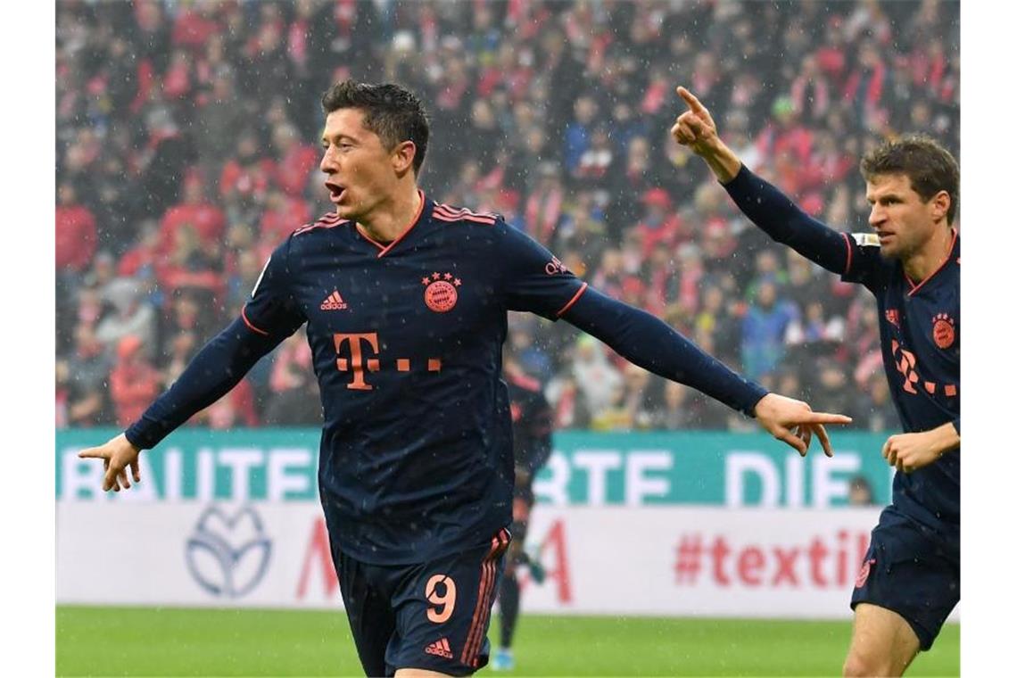 Bayern nach RB-Patzer neuer Tabellenführer Robert Lewandowski schoss die Bayern in Mainz in Führung. Foto: Torsten Silz/dpa