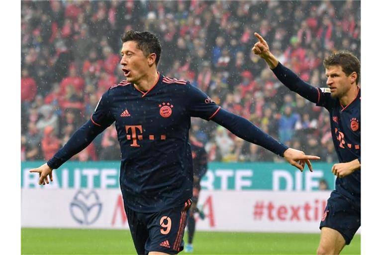 Robert Lewandowski schoss die Bayern in Mainz in Führung. Foto: Torsten Silz/dpa