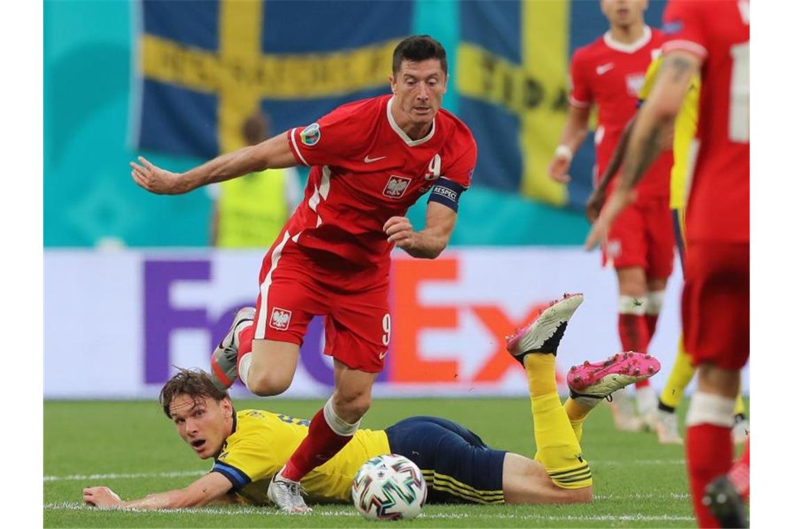 Forsbergs Doppelpack schießt Polen aus der EM Robert Lewandowski setzt sich mit dem Ball durch und lässt einen Gegenspieler links liegen. Foto: Igor Russak/dpa