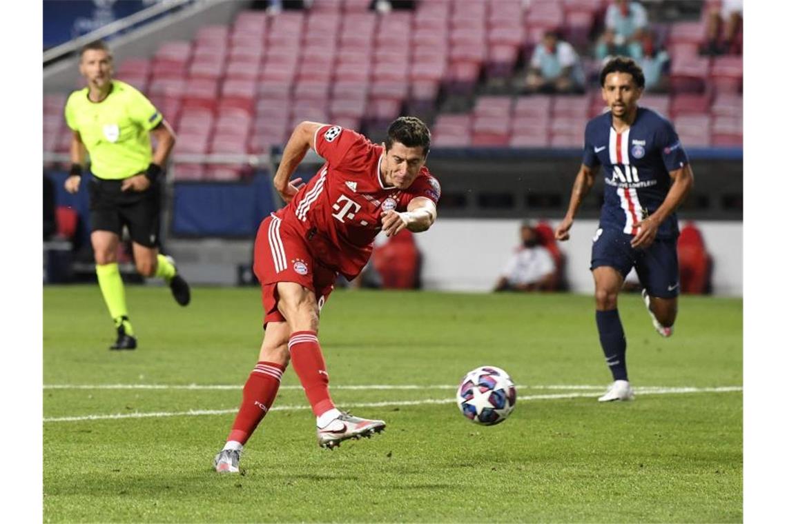 „King“ Coman krönt die Bayern - Flicks Triple-Schachzug Robert Lewandowski traf in der ersten Halbzeit nur den Torpfosten. Foto: David Ramos/Pool Getty/AP/dpa