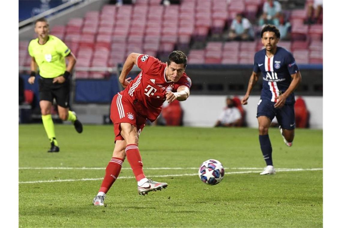 Robert Lewandowski traf in der ersten Halbzeit nur den Torpfosten. Foto: David Ramos/Pool Getty/AP/dpa