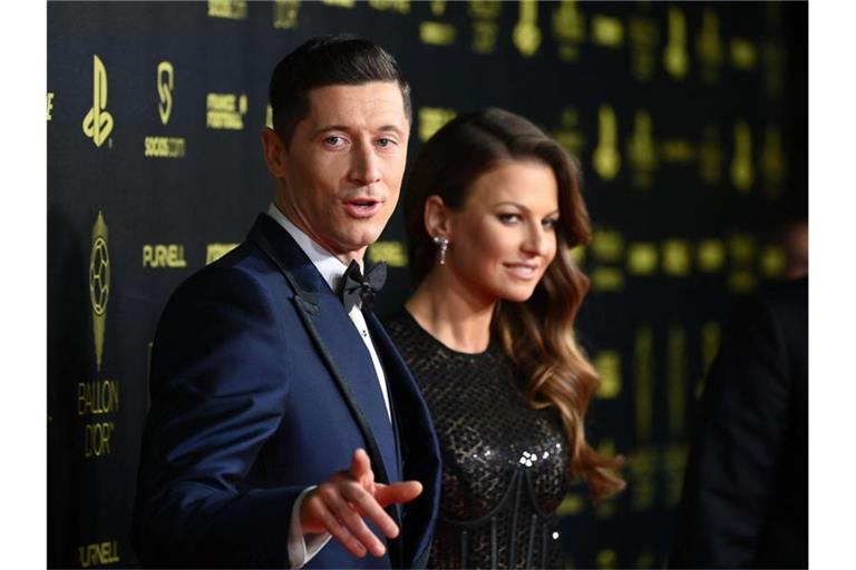 Robert Lewandowski und seine Frau Anna vor der Verleihung im Pariser Théâtre du Châtelet. Foto: Franck Fife/AFP/dpa