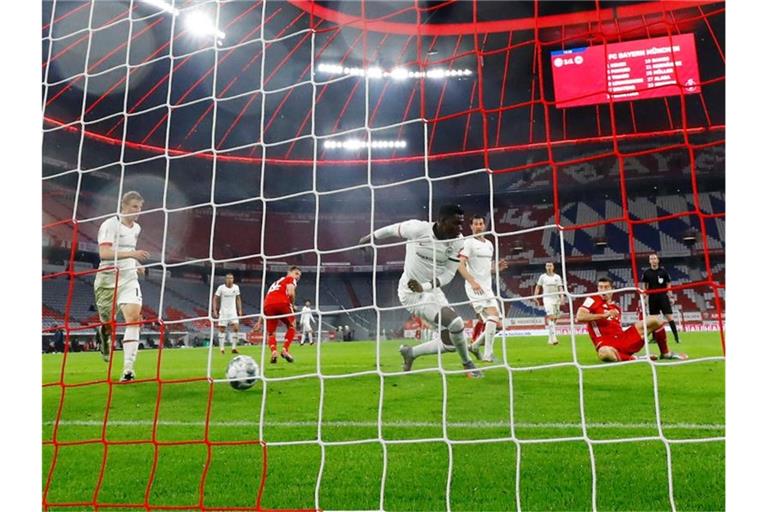 Robert Lewandowski(r) erzielt das 2:1 für die Münchner gegen Eintracht Frankfurt. Foto: Kai Pfaffenbach/Reuters/Pool/dpa