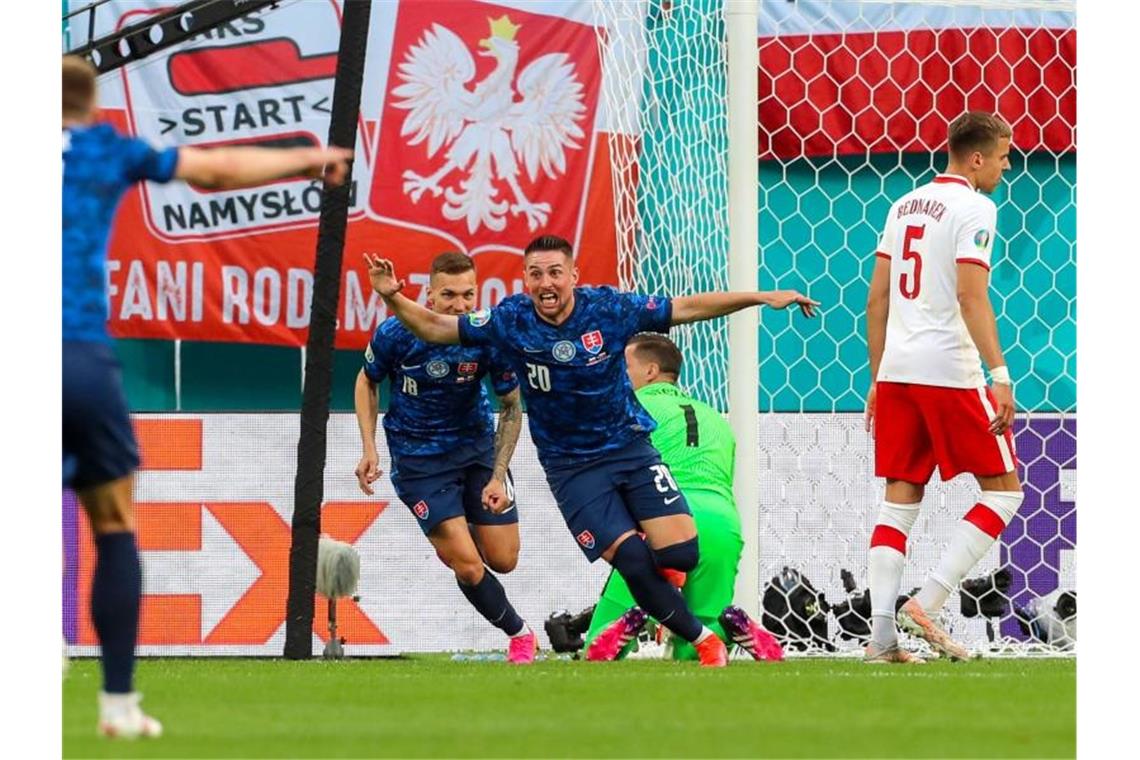 Frust-Start für Lewandowski - Polen unterliegt Slowakei Robert Mak (M.) leitete die Führung der Slowakei ein. Foto: Igor Russak/dpa