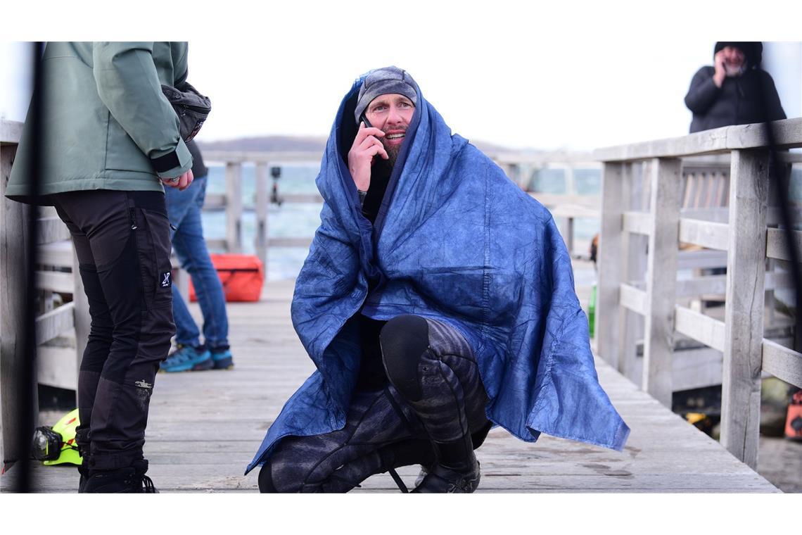 Robert Marc Lehmann geht auf Tuchfühlung mit einem gestrandeten Wal in der Ostsee.