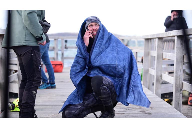 Robert Marc Lehmann geht auf Tuchfühlung mit einem gestrandeten Wal in der Ostsee.