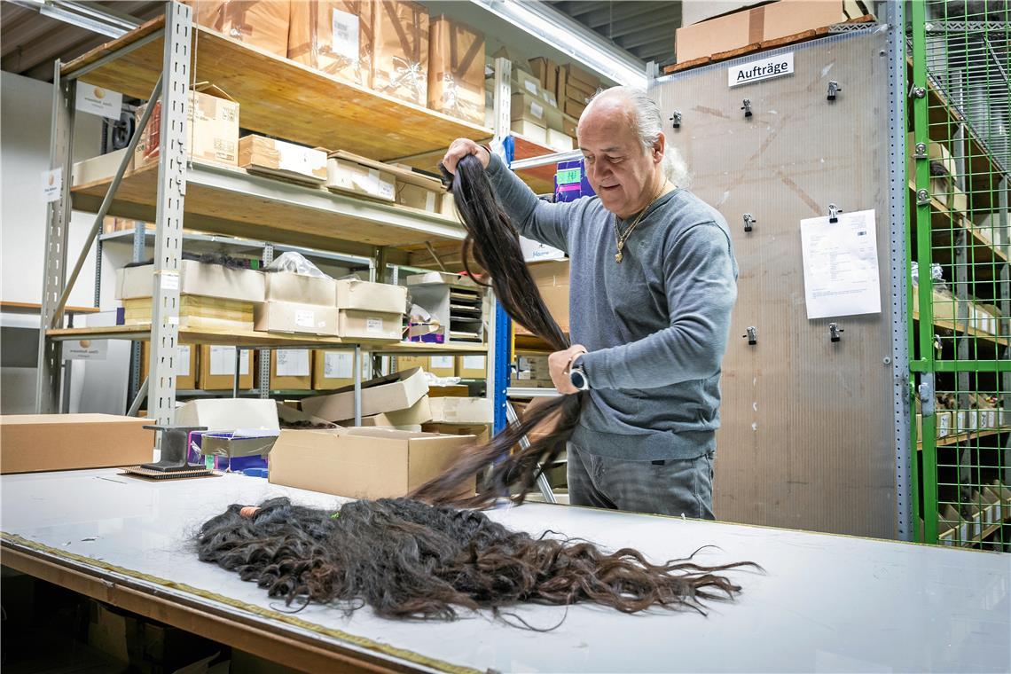 Haare aus Backnang in die ganze Welt Robert Meißner packt auch selbst noch mit an. Viele Arbeiten wie das Separieren und Sortieren sind sehr aufwendig. Fotos: Alexander Becher