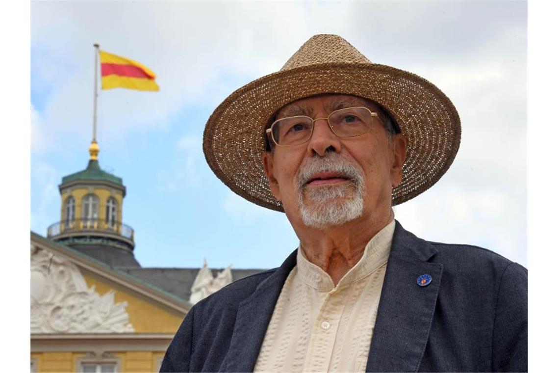 Robert Mürb steht vor dem Karlsruher Schloss. Foto: Uli Deck/dpa/Archivbild