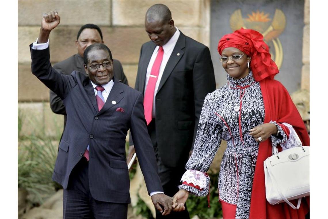 Robert Mugabe 2009 mit seiner Frau Grace bei der Zeremonie zur Amtseinführung für den damaligen südafrikanischen Präsidenten Jacob Zuma. Foto: epa DELAY/epa