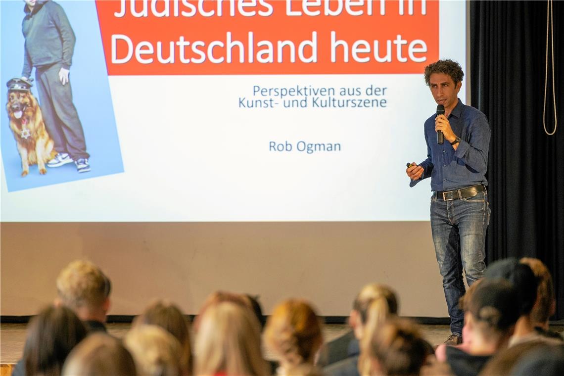 Vielfalt als Bereicherung: Scora-Projekttage in der Eduard-Breuninger-Schule Robert Ogman referierte über das jüdische Leben in Deutschland in der Aula der Eduard-Breuninger-Schule Backnang. Foto: Alexander Becher