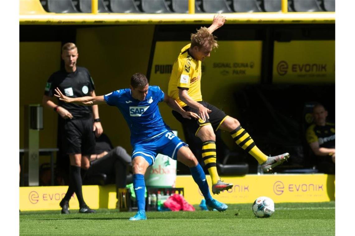 Robert Skov von Hoffenheim und Dortmunds Julian Brandt (l-r.) in Aktion. Foto: Bernd Thissen/dpa