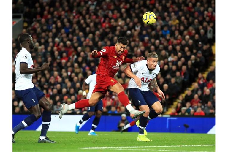 Roberto Firmino (M.) setzte sich mit dem FC Liverpool gegen Tottenham durch. Foto: Peter Byrne/PA Wire/dpa
