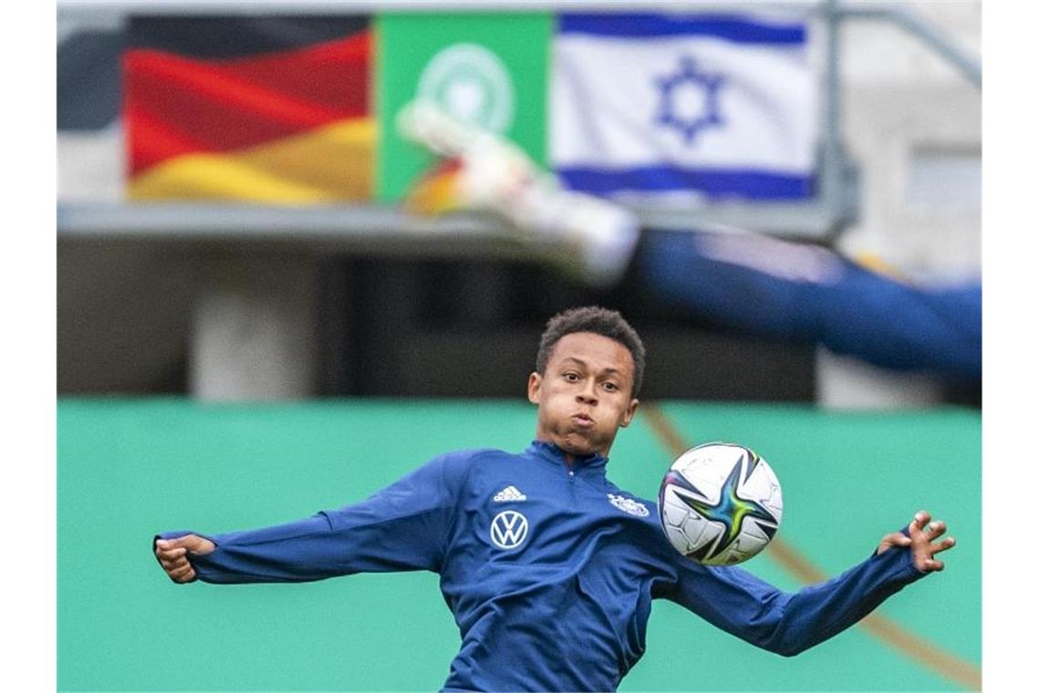 Roberto Massimo stoppt einen Ball mit der Brust. Foto: David Inderlied/dpa/Archivbild