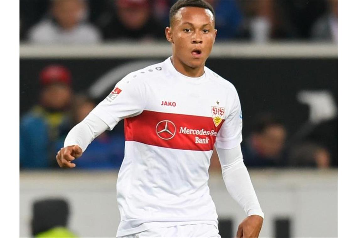 Massimo meldet sich nach Fehlern bei VfB-Niederlage zu Wort Roberto Massimo vom VfB Stuttgart spielt den Ball. Foto: Tom Weller/dpa/Archivbild