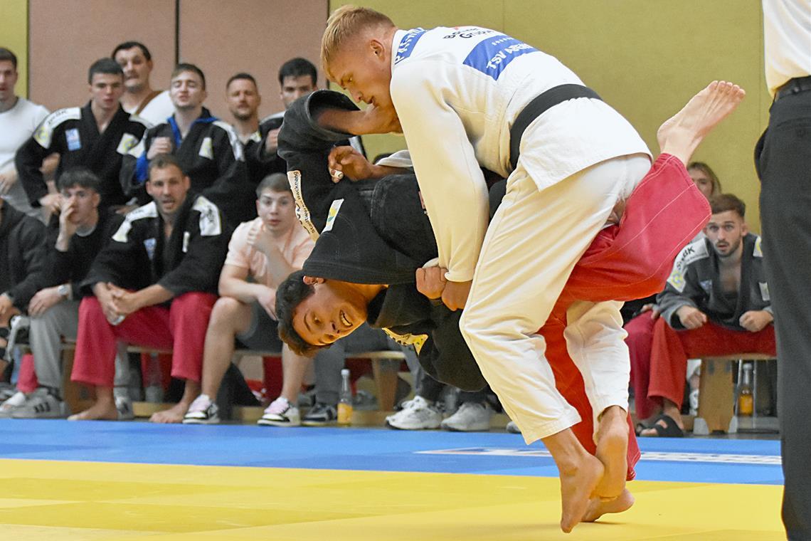 Rauchende Köpfe im Aufstellungspoker bei den Backnanger Judokas Robin Angerer (in Schwarz-Rot) und die TSG-Männer wollen ins Final Four. Foto: Tobias Sellmaier