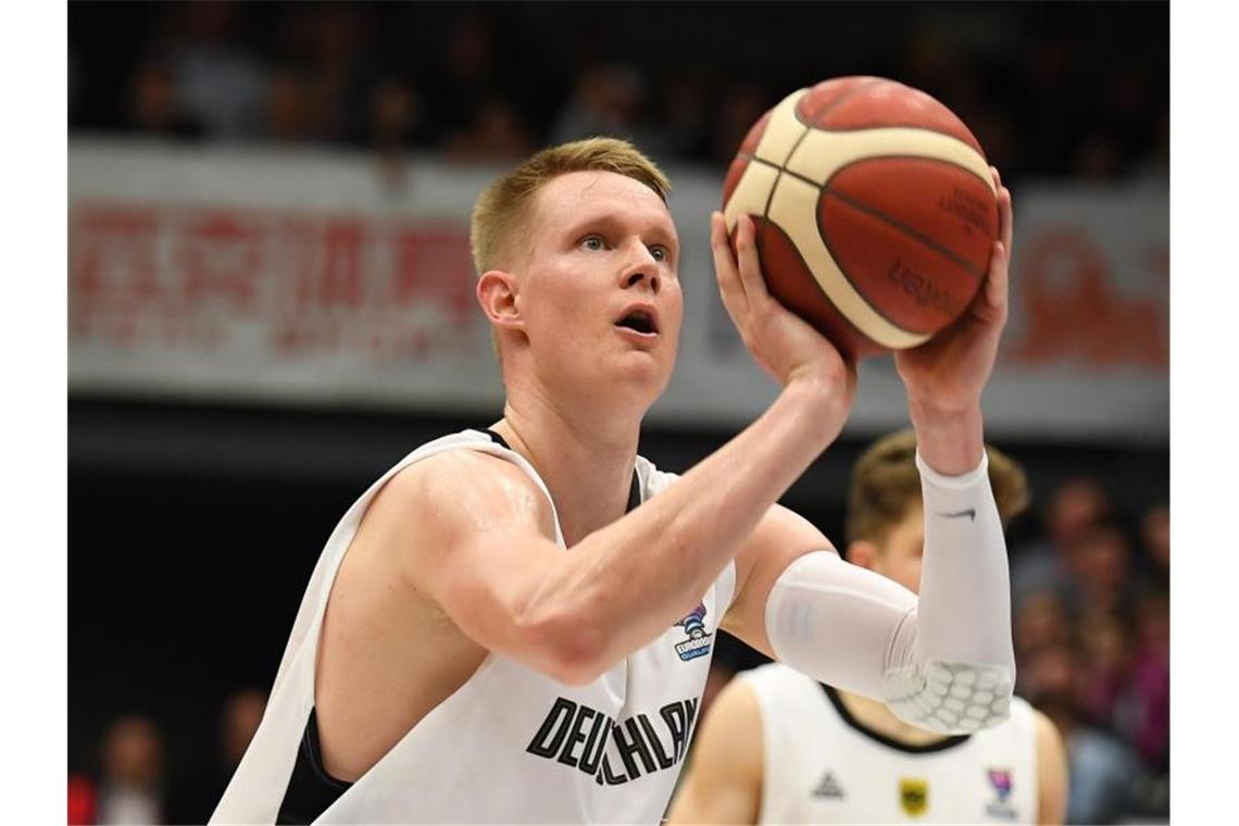 Deutsche Basketballer besiegen überraschend Frankreich Robin Benzing beim Freiwurf. Foto: Carmen Jaspersen/dpa