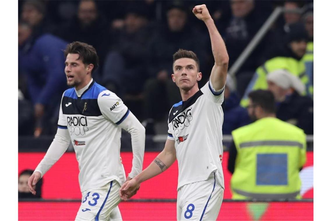 Robin Gosens (r) trifft mit Atalanta Bergamo auf den FC Valencia. Foto: Jonathan Moscrop/CSM via ZUMA Wire/dpa