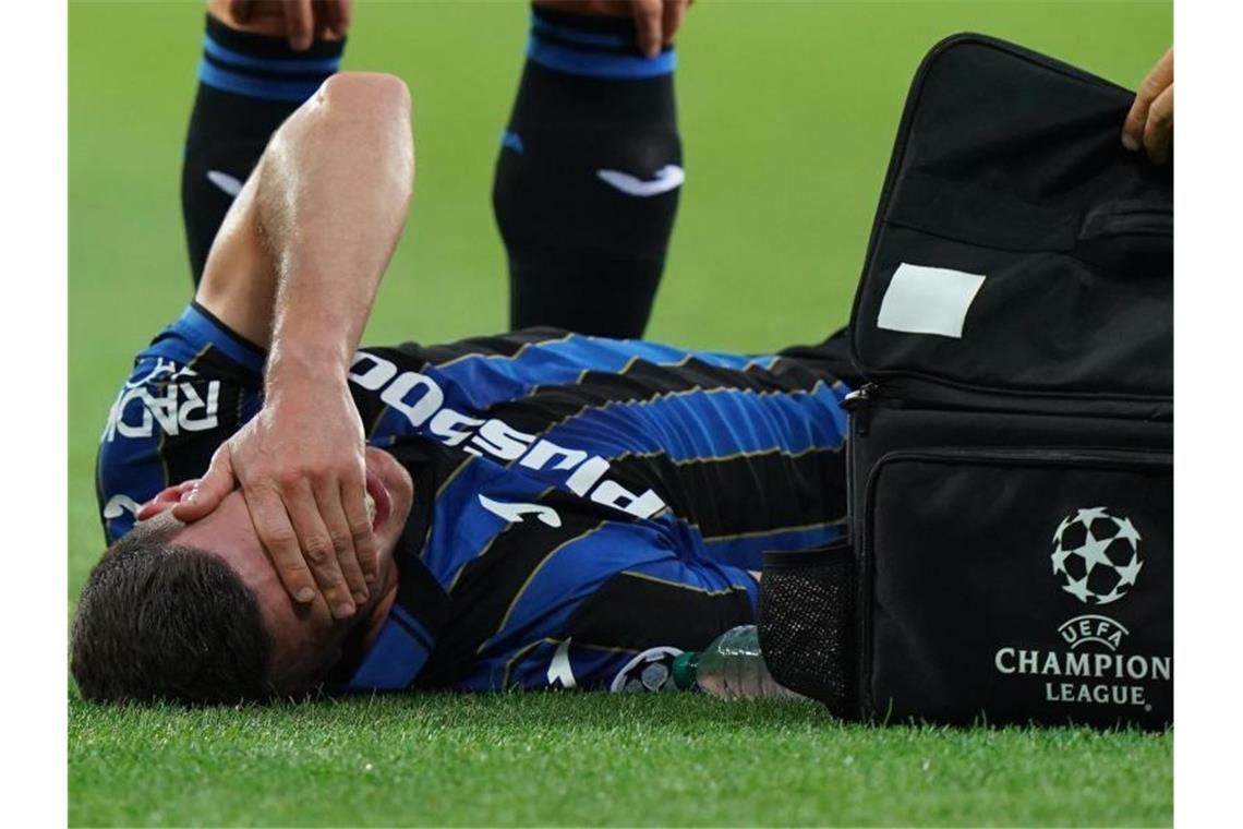 Nächster Ronaldo-Rekord - Barcelona verliert erneut Robin Gosens von Atalanta Bergamo liegt verletzt auf dem Spielfeld. Foto: Spada/LaPresse via ZUMA Press/dpa
