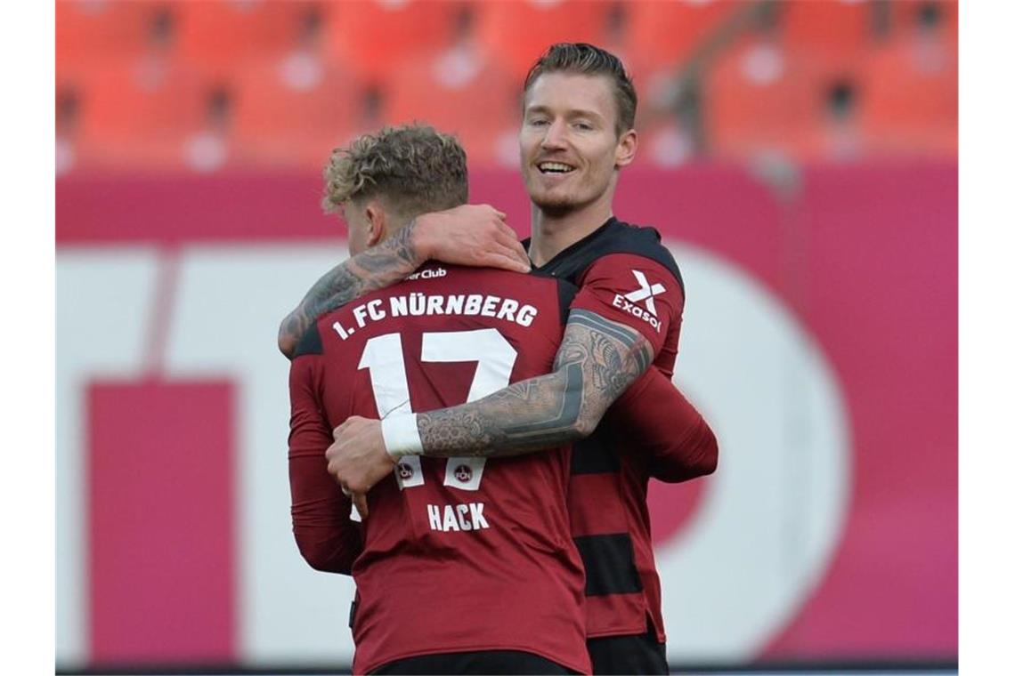 Kiel beendet Jahr auf Platz eins - Fortuna setzt sich fest Robin Hack (l) war der Matchwinner beim Nürnberger Heimsieg gegen Aue. Foto: Timm Schamberger/dpa
