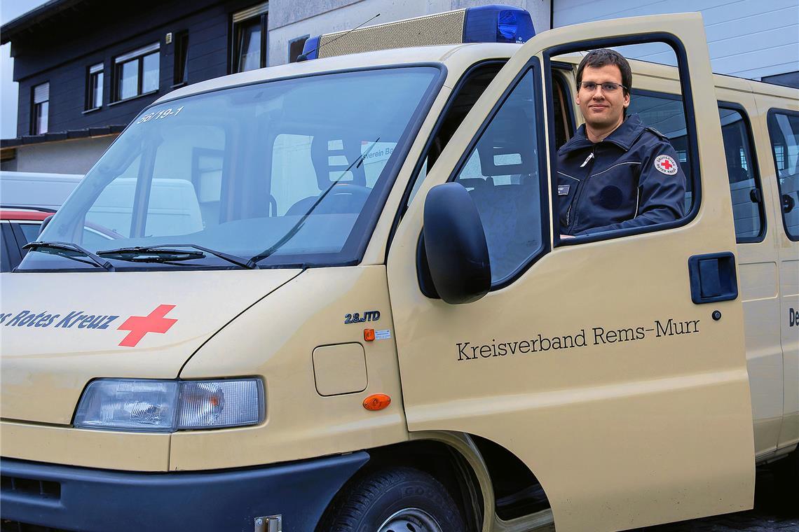 Robin Huhnen mit dem in die Jahre gekommenen Fahrzeug aus dem Jahr 1999. Foto: Jörg Fiedler