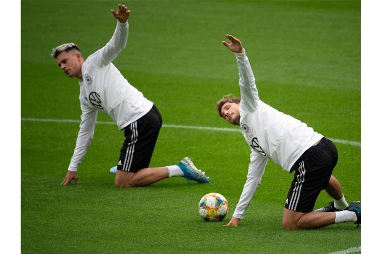 Robin Koch (l) und wird für Niklas Stark (r) in der DFB-Elf spielen. Foto: Federico Gambarini/dpa