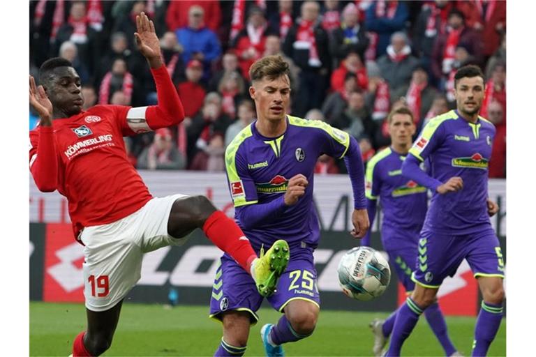 Robin Koch (M.). soll auf dem Wunschzettel von Benfica Lissabon stehen. Foto: Thomas Frey/dpa