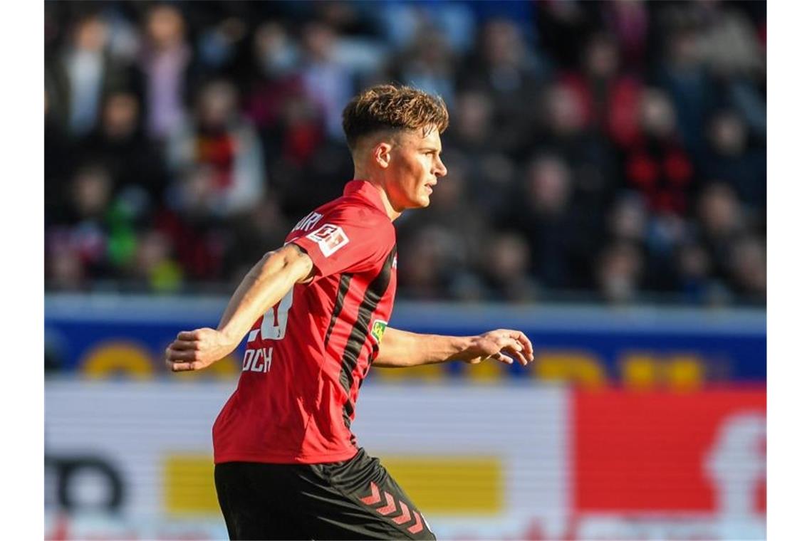 Koch auch ohne Training Startelfkandidat bei SCF Robin Koch von Freiburg läuft mit dem Ball. Foto: Patrick Seeger/dpa/Archiv