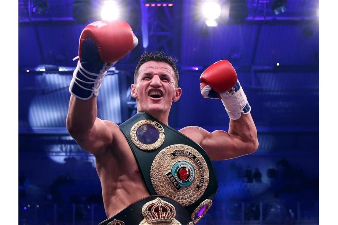 Weltmeister im dritten Anlauf: Krasniqi schreibt Box-Märchen Robin Krasniqi wurde durch einen überraschenden K.o.-Sieg zum IBO-Weltmeister sowie Interims-Champion der WBA im Halbschwergewicht. Foto: Ronny Hartmann/dpa-Zentralbild/dpa