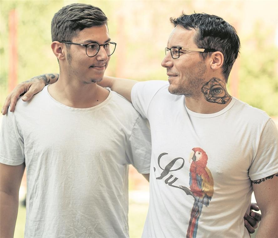 Benefizkonzert für den kranken Robin Robin (links) ist zuversichtlich, dass es ihm nach der Therapie besser geht. Dani Suara hatte die Idee zu einem Benefizkonzert für Robin. Foto: S. Ungerer