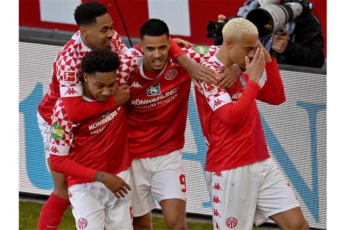 FC Bayern legt vor - Klatsche für Schalke 04 Robin Quaison (r) schoss den FSV Mainz zum Sieg gegen Freiburg. Foto: Torsten Silz/dpa