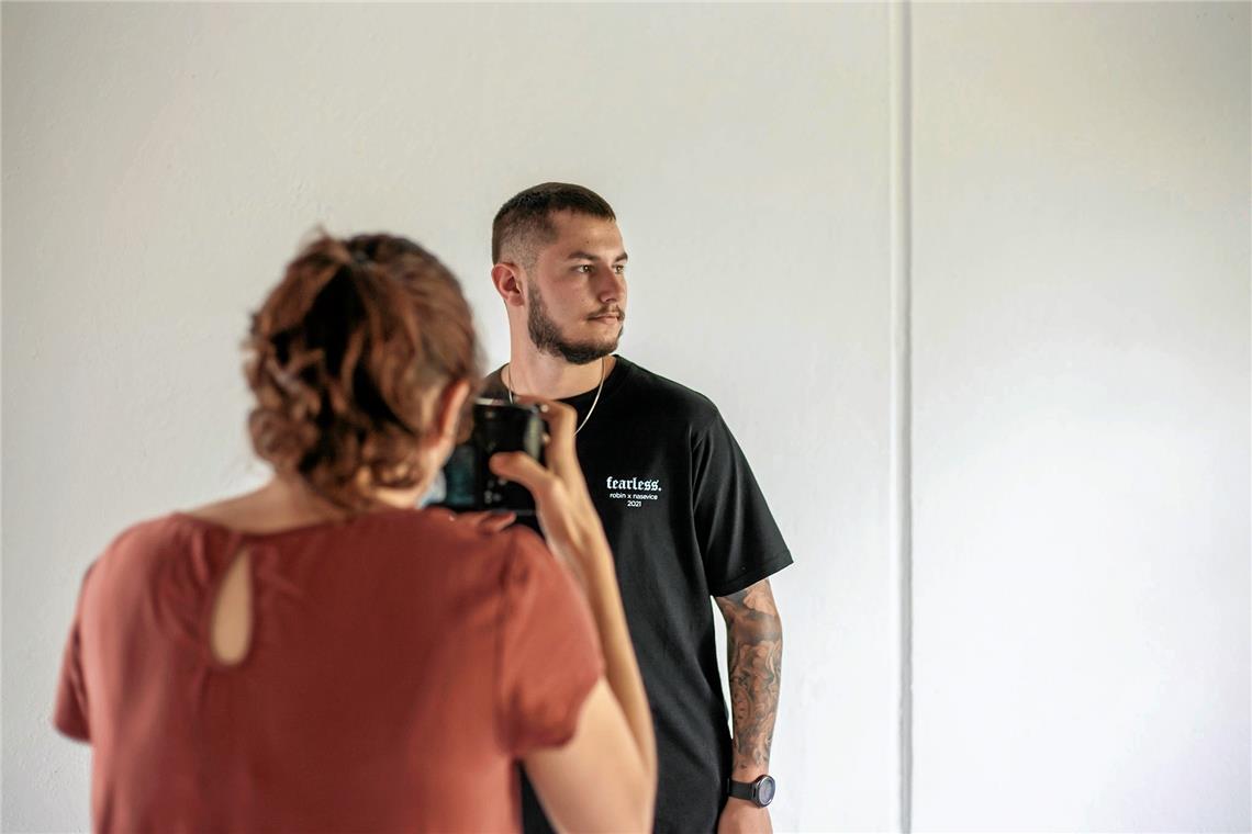 Robin Schmetzer posiert als Model für das T-Shirt, das er mitgestaltet hat. Seit gestern Abend ist es im Online-Shop des Labels Nasevice erhältlich. Fotos: Nasevice