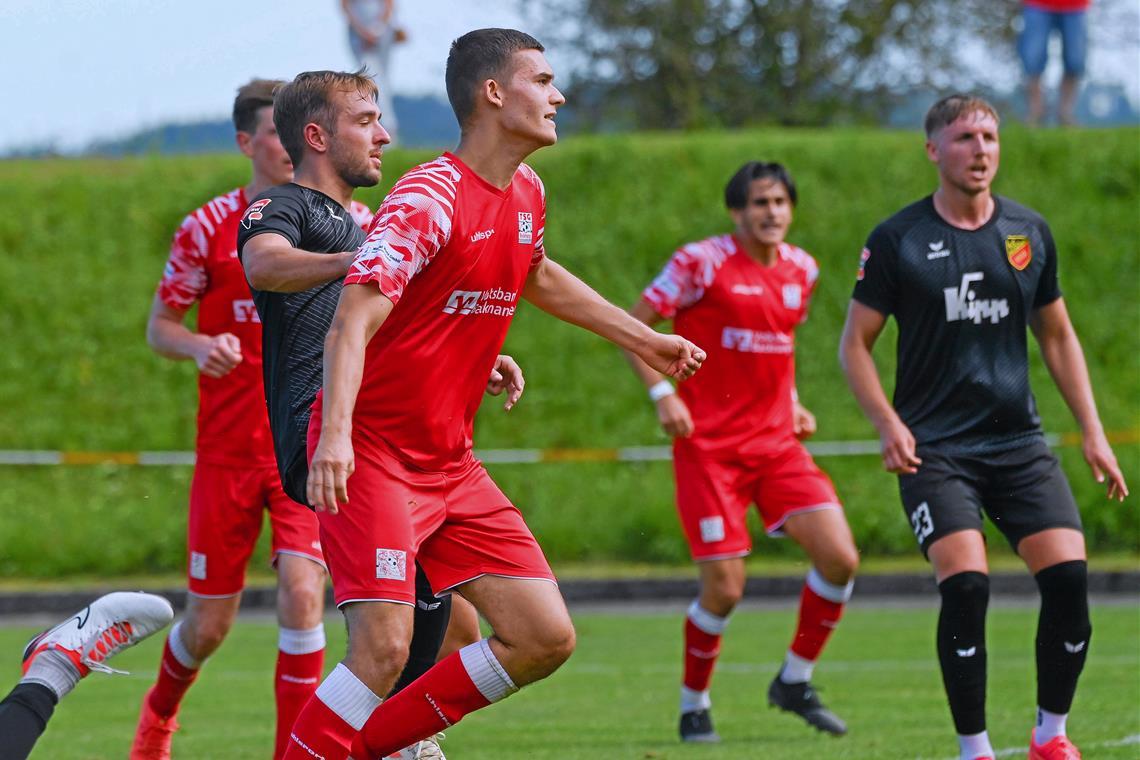Spätes Tor beschert der TSG Backnang dritten Auswärtssieg Robin Schwemmle (vorne) erzielt den Siegtreffer für die TSG Backnang in der Partie beim FC Holzhausen. Foto: Eibner