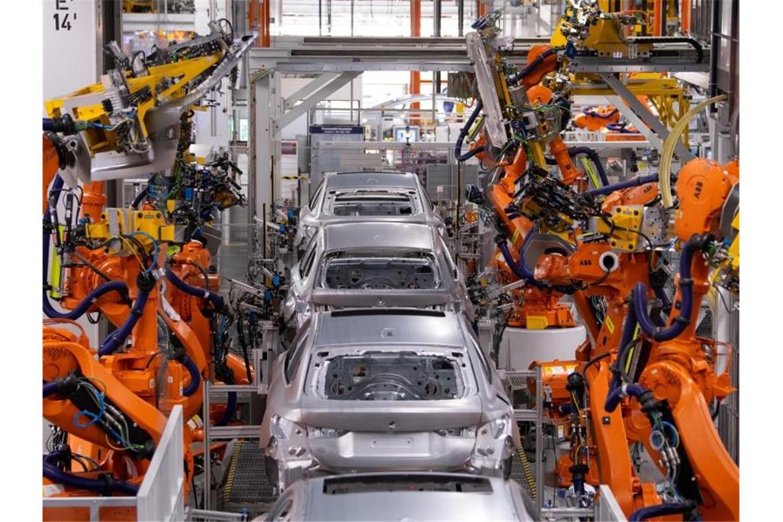 KPMG-Untersuchung: Wirtschaftsstandort Deutschland baut ab Roboter arbeiten an der Karosserie von verschiedenen BMW-Modellen im Münchner Stammwerk. Nach Einschätzung ausländischer Konzerne hat Deutschland bei wichtigen Standortfaktoren wie Steuern und Digitalisierung im EU-Vergleich weiter an Wettbewerbsfähigkeit verloren. Foto: Sven Hoppe/dpa